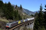 Der zweite Ekol-Zug an diesem Tage wies sogar eine Dreifach-Bespannung auf: Vor dem TEC 41857 mühten sich 186.284 und die 189.903 ab, das blaue Lokomotion-Zebra 189.914 lief hingegen kalt mit.