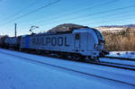 Die von der SETG gemietete 193 801-8 von RAILPOOL, durchfährt mit ihrem Kesselwagenzug, auf der Fahrt in Richtung Salzburg, den aufgelassenen Bahnhof Loifarn  Aufgenommen am 15.2.2017