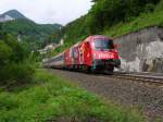 Am 06.06.12 fuhr SZ 541 101 "CocaCola" mit dem EC 1212 "Mimara" (Zagreb Glavni kolodvor - Spittal-Millst�ttersee) wenige Meter nach Verlassen des Karawankentunnels an der Rosenbacher Steinwand vorbei.
