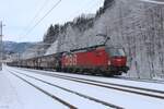 Im Bahnhof Hüttau Terminal steht am bitterkalten 5.1.2026 die 1293 070 mit einem Papierzug von Gratwein-Gratkorn nach Nürnberg Rbf und wartet nach einer Zugkreuzung auf die Weiterfahrt.