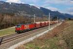 Die 1293 026 bringt am 9.4.2025 einen leeren Erzzug von Leoben Donawitz nach Selzthal hier kurz vor dem Bahnhof Trieben.