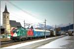 EM-Lok 1016 025 Portugal f�hrt mit einem Trafozug durch Kammern.