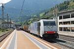 Am 03.07.2018 bespannte 186 441 einen langen "LKW Walter"-KLV, als sie über Gleis 2 durch den Bahnhof von Matrei am Brenner in Richtung Inntal fuhr.