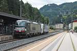 Als Lokzug (Brenner - Kufstein) fuhr am Morgen des 04.07.2018 die MRCE/LM X4 E-662 (193 662-4) zusammen mit 193 772 "Viola" vor der Kulisse der Brennerautobahn durch den Bahnhof von Steinach in Tirol