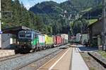 Mit einem langen und bunten KLV fuhr am Nachmitag des 04.07.2018 die ELL/TXL 193 283 zusammen mit ATLU/TXL 193 553 "RESPONSIBILITY DRIVEN" durch den Bahnhof von Steinach in Tirol in Richtung