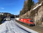 1216 015 ist immer noch als "Flaggenlok" unterwegs.