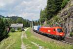 Bei aufkommender Gewitterstimmung schob die frisch glänzende 1216 005-9 am 10.07.2020 eine ROLA bei Gries am Brenner am Gegengleis Richtung Innsbruck hinab.