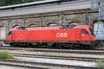 ÖBB 1216 009-1 mit "part of the best" bei einer Rangierfahrt und kurz vor der Übernahme des EC 81 nach Bologna Centrale.