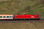 1216 003-4 zieht ihren EuroCity den Berg hinunter gen Innsbruck bei St.
