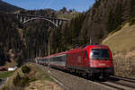 1216 021 mit ihrem EuroCity nach Italien bei St.