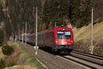 1216 022 mit ihrem EuroCity nach Italien bei St.