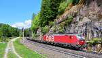 1293 020 mit einer schwach ausgelasteten ROLA nach Wörgl am 10.05.2025 bei Gries am Brenner.