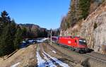 1216 007 mit dem circa 50 Minuten verspäteten RJ 85 nach Venezia Santa Lucia am 17.02.2025 bei Gries am Brenner.