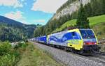 Eine interessante Bespannung gab es am 27.09.2025 auf der Brennerbahn zu beobachten. 189 912  CREAM-Project  und die inzwischen in Dunkelblau fahrende 189 909 waren am Nachmittag mit einem KLV-Zug Richtung Süden unterwegs, als sie bei leider sehr schwierigen Lichtverhältnissen unweit der Haltestelle St. Jodok dokumentiert werden konnten.