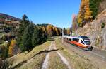 Der Herbst zeigte sich von seiner schönsten Seite, als Cityjet-Talent 4024 025 am 08.11.2025 als S3/5216 nach Brennero/Brenner die Fotokurve von Gries am Brenner passierte.