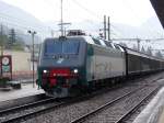 Eine E 405 zieht einen langen und sehr lautem G�terzug vom Brenner Richtung S�den.