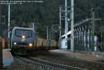 E412-005 mit ihrer Schwester, denen eine 185 der TX-Logistik hilft, zerrt einen der l�ngeren Z�ge mit Sattelaufliegern den Brenner hinan.