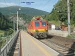 Oberleitungs-Dienstfahrzeug f�hrt am 30.08.2004 durch die Haltestelle St.Jodok.
