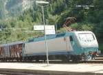 FS-E-Lok 412 009 mit einen G�terzug am 29.08.2004 im Bahnhof Brenner abfahrbereit in Richtung Bozen.