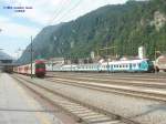 Links ein �BB-Regionalzug Brenner - Innsbruck, rechts der IR 2261 Brenner - Bologna der FS am 29.08.2004 im Bahnhof Brenner.