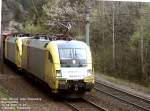 ES 64 U2-052 geleitet ihre Tauren-Schwester und den gemeinsamen G�terzug bei deren gem�chlichem Abstieg vom Brenner - bald wird Unterberg QdK passiert.