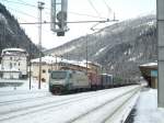 EU 43 006 hat am Nachmittag des 5.1.2006 im Bahnhof Brenner einen G�terzug �bernommen.