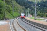 Die S4 der Tiroler Schnellbahn f�hrt nur zweimal am Tag den Bahnhof Patsch an, zur fahrplanm��igen Ankunft um 14:02 Anfang Oktober hatte ich die S4 beim Halt im Bahnhof Patsch vor der Linse.