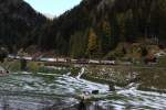 �BB 1216 020 "175 Eisenbahn f�r �sterreich" zieht am 31.10.12 eine RoLa von W�rgl Terminal Nord zum Brenner.