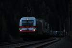 �BB 1216 020 "175 Jahre Eisenbahn f�r �sterreich" f�hrt bei Dunkelheit mit einer rollenden Landstrasse durch das Tal von St.Jodok am 02.11.12