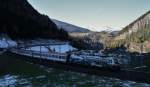 Der Dampftaurus 1216 020-8 der �BB ist am 12.11.2013 mit einem EC von Italien nach M�nchen unterwegs, hier an der Schleife in St. Jodok am Brenner Richtung Innsbruck.
