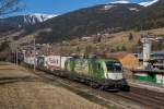 1016 023 "GreenPoints" beschleunigt nach einem Aufenthalt mit ihrer RoLa aus dem Bahnhof Matrei heraus in Richtung Brenner, aufgenommen am 19.