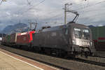 ÖBB 1116 182-7 "Einsatzkommando Cobra" und 1116 055-5 durchfährt als RoLa den Bhf.