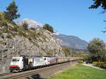 186 443 "Traumjob: Volle Kraft voraus" und eine 189 mit einem ARS Altmann Autozug Richtung Italien bei Jenbach, 17.10.2018.