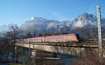 Winterstimmung am 29.12.2019 bei Brixlegg: Der t�glich verkehrende RJX 860 (Flughafen Wien - Bregenz) �berquert, angeleuchtet von der sich verabschiedenden Sonne, die Innbr�cke auf dem Weg Richtung