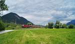 Im Blockabstand folgte am 30.05.2020 bei Schaftenau der RJX 563 (Innsbruck Hbf - Flughafen Wien), der sich zur Freude des Fotografen wieder im Sonnenlicht zeigte.
