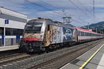 ÖBB 1216.019 "Leonardo da Vinci" durchfährt als EC 89 nach Bologna Centrale die Haltestelle Hall-Thaur.