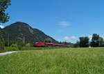 In sommerlicher Idylle – als die Grenzen wieder geöffnet wurden und der Reiseverkehr auch wieder zunahm – ist am 30.6.2020 der RJ 865 "Achensee" bei Schaftenau auf dem Weg Richtung