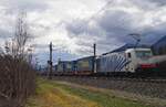 186 440 von Lokomotion als Nachschiebe für einen LKW-WALTER-KLV Richtung Brenner am 02.04.2023 bei Brixlegg.