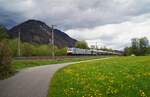 186 285 + 186 283 mit einem Autozug Richtung Italien am 29.04.2023 bei Schaftenau.