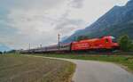 Die im neuen Design fahrende 1216 022 hatte am 10.06.2023 den gut zwei Stunden verspäteten EC 86 (Verona Porta Nuova - München Hbf) am Haken, als sie kurz nach der Haltestelle Schaftenau an
