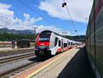 Der erst wenige Wochen alte 4748 038-8 hat am 30.05.2024 während eines kurzen Sonnenfensters als REX 5373 den Bahnhof Kundl erreicht, wo er schon von den Fahrgästen erwartet wird.