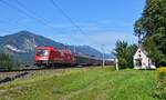 Noch einen weiten Weg vor sich hat die letzte verbliebene "Flaggenlok" 1216 015, als sie am 27.08.2024 den RJ 87 nach Bologna Centrale bei Brixlegg an der Hagauer Antoniuskapelle vorbeiführt.