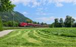 1116 223 schiebt den RJX 161 (Zürich HB - Flughafen Wien) am 19.05.2025 zusammen mit dem RJX 184 aus Bozen an den frisch gemähten Feldern bei Schaftenau vorbei.