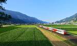 InterCity 518 "Hahnenkamm" (Graz Hbf - Innsbruck Hbf) ist am längsten Tag des Jahres im allerletzten Sonnenlicht bei Schwaz auf dem Weg zum Zielbahnhof.