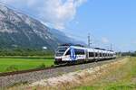 Wieder einmal gibt es in Tirol einen Werbetriebzug der ÖBB-Baureihe 4024. Für das 30-Jahr-Jubiläum des Verkehrsverbunds Tirol (VVT) wurde der Innsbrucker 4024 061 bunt foliert. Am 15.08.2025 konnte das bereits fast 20 Jahre alte Triebfahrzeug als S4 5176 von Jenbach nach Telfs-Pfaffenhofen bei der Einfahrt in die Haltestelle Stans bei Schwaz mit Schloss Tratzberg im Hintergrund aufgenommen werden.
