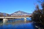 4748 034 überquert am 28.12.2025 als REX 5375 (Innsbruck Hbf - Kufstein) den zu dieser Jahreszeit sehr ruhigen Inn bei Brixlegg.