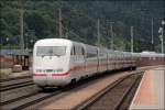 Ein unbekannter 401er (mit Internetzugang) durchf�hrt auf der Langen Reise von Innsbruck Hbf nach Berlin Ostbahnhof als ICE 108 das Inntal.