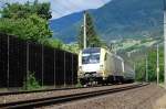 ES U4 017 zieht am 30.5.2009 von glei�endem Sonnelicht geblendet den EC 83 gen Verona durch Vomp.