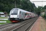 Der neue Railjet der �BB ``175 Jahre Bahn f�r �sterreich`` passiert am 9.7.2012 den Tunnel und Bahnhof Rattenberg in Tirol Richtung Kufstein. RJ Bregenz-Wien West