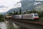 186 285-3 und 186 284-6 &acute;&acute;rote Zebras`` von Railpool (RTC) fahren am 11.7.2012 mit einem G�terzug vom Brenner kommend �ber die Innbr�cke bei Brixlegg Richtung M�nchen.